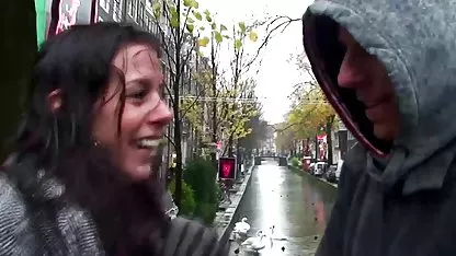 Wanita berdada bersenang-senang dengan pembersih kolam muda xxx indo live