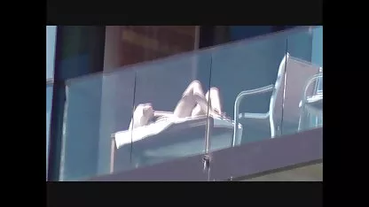 Pasangan muda senang bersantai dengan yupor indonesia bantuan seks