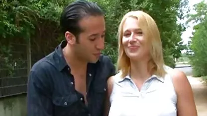 Pria itu xporno indo membujuk seorang wanita sederhana untuk melakukan hubungan seks dengannya