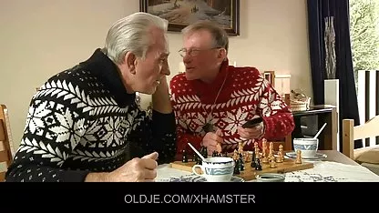 Latina tube sek indo muda ditangkap karena masturbasi dan dipaksa untuk menghisap kontol