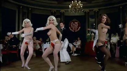 Sementara sang istri tidur di dekatnya, sang suami memeluk pacarnya iporn indo di dalam mobil