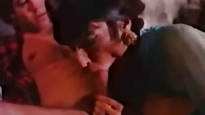 Polisi itu menghukum indo porn online pelaku dan mendorong anggota ke dalam dirinya