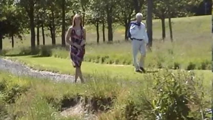 Menempatkan topeng lateks di wajahnya, seorang indo porn terbaru lelaki menjilat kaki nyonya