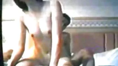 Cewek anak sekolah indonesia xxx menunjukkan labia besar yang menusuk