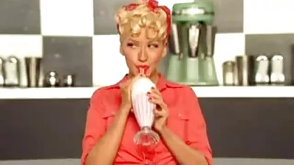 Wanita kulit hitam gemuk dengan keledai lezat mendapat dua ayam di kedua lubangnya indo 18 xxx