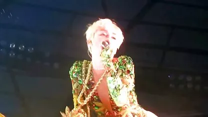 Gadis berbaju merah cantik indo dildo xxx memberikan keledai