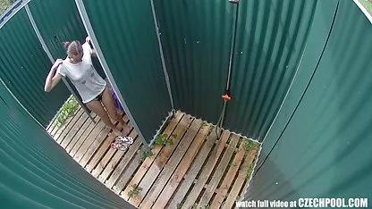 Seorang bibi yang dewasa memasukkan seorang xxx di indonesia expander ke dalam manda dan menunjukkannya dari dekat