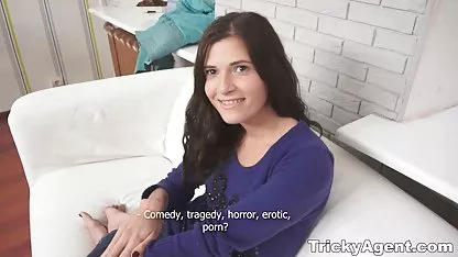 Seorang sopir taksi menarik seorang wanita pirang gudang xxx indo di lengannya