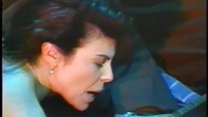 Menggosok vaginanya dengan jarinya, dia xxx indo tube mendapat anggota yang kuat di antara roti