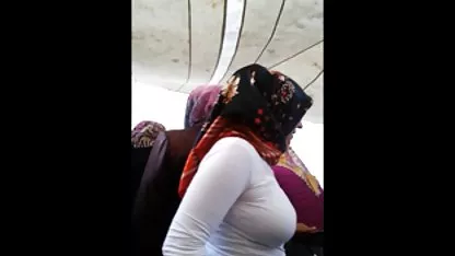 Menderita xxx indonesia di hotel ketika seorang teman dikoyak oleh yang lain