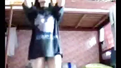 Bibi yang sudah dewasa menyebarkan kakinya indo xxx full bersinar memek dan memanggil suaminya untuk berhubungan seks