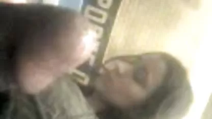 Pertunjukan solo mulatto asyik dengan payudara indah xxx indo lesbi