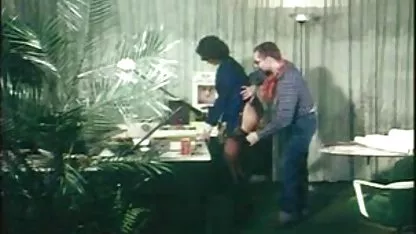 Bocah tak dicukur merilekskan anggota lubang anal si rambut coklat. sex indo 3g