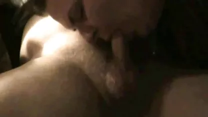 Seorang pria xxx kontol indo lepas landas di orang pertama sebagai kontol kecantikan mengisapnya