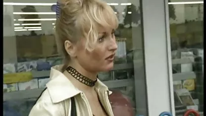 Gloria menghisap dildo dengan krim melalui lubang di dinding xxxx tante indonesia